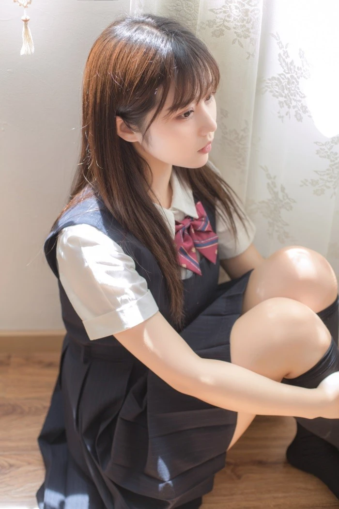 人气动漫Coser@镜酱 – 不知梦 制服 [38P/361MB]
