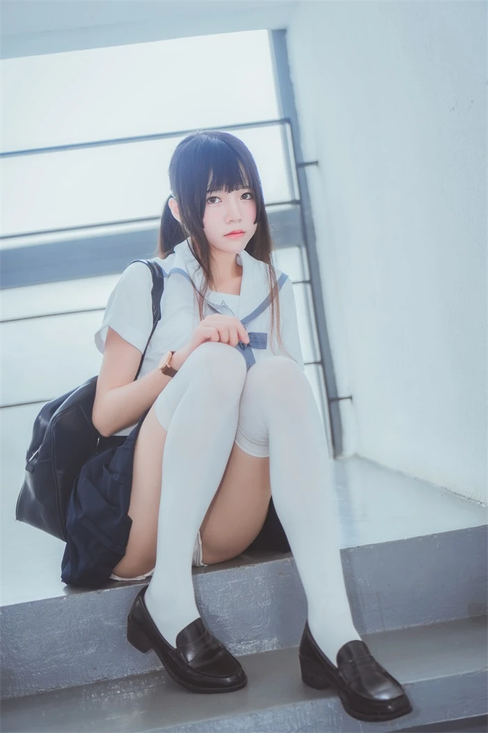 萝莉风COS 桜桃喵 – 蓝白水手服 蝴蝶结 [39P/290MB]