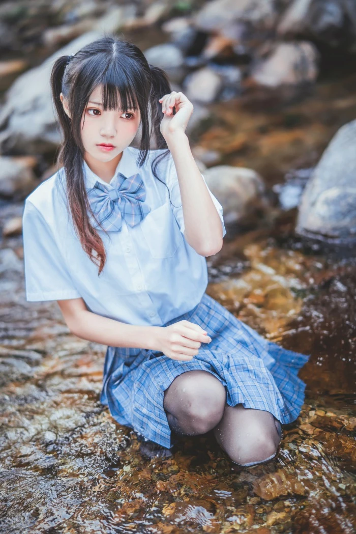 萝莉风COS 桜桃喵 – 小溪边 水灵灵娇滴滴 [75P/1.37G]