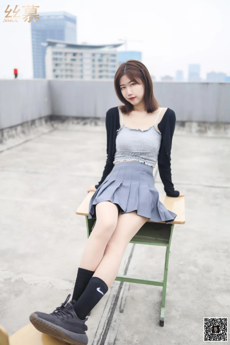 丝慕写真 SM288 天天一元 米朵《天台玩丝的两和小解解》[77P/105MB]