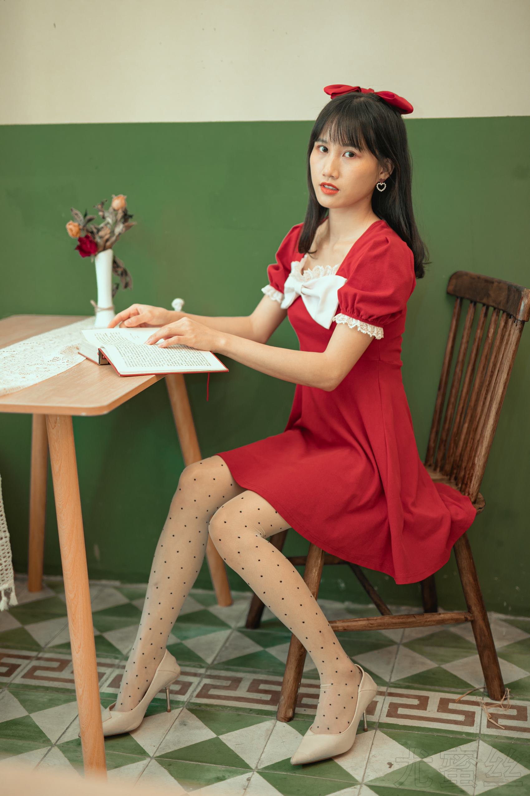 尤蜜丝 NO.050 穿搭推广展示图集 餐桌相框与红裙[48P/415MB]