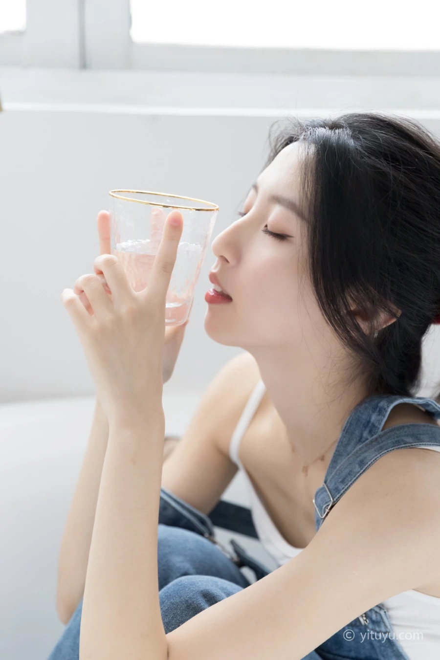 [YITUYU]艺图语 2021.04.21 蓝色牛仔裤 小铟 [24P/293MB]