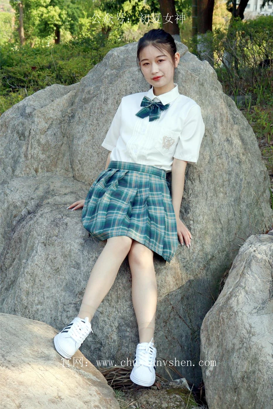 初夏女神 NO.019 念念 墨绿色JK搭配三叶草贝壳头鞋期[155P/1V/4.84GB]