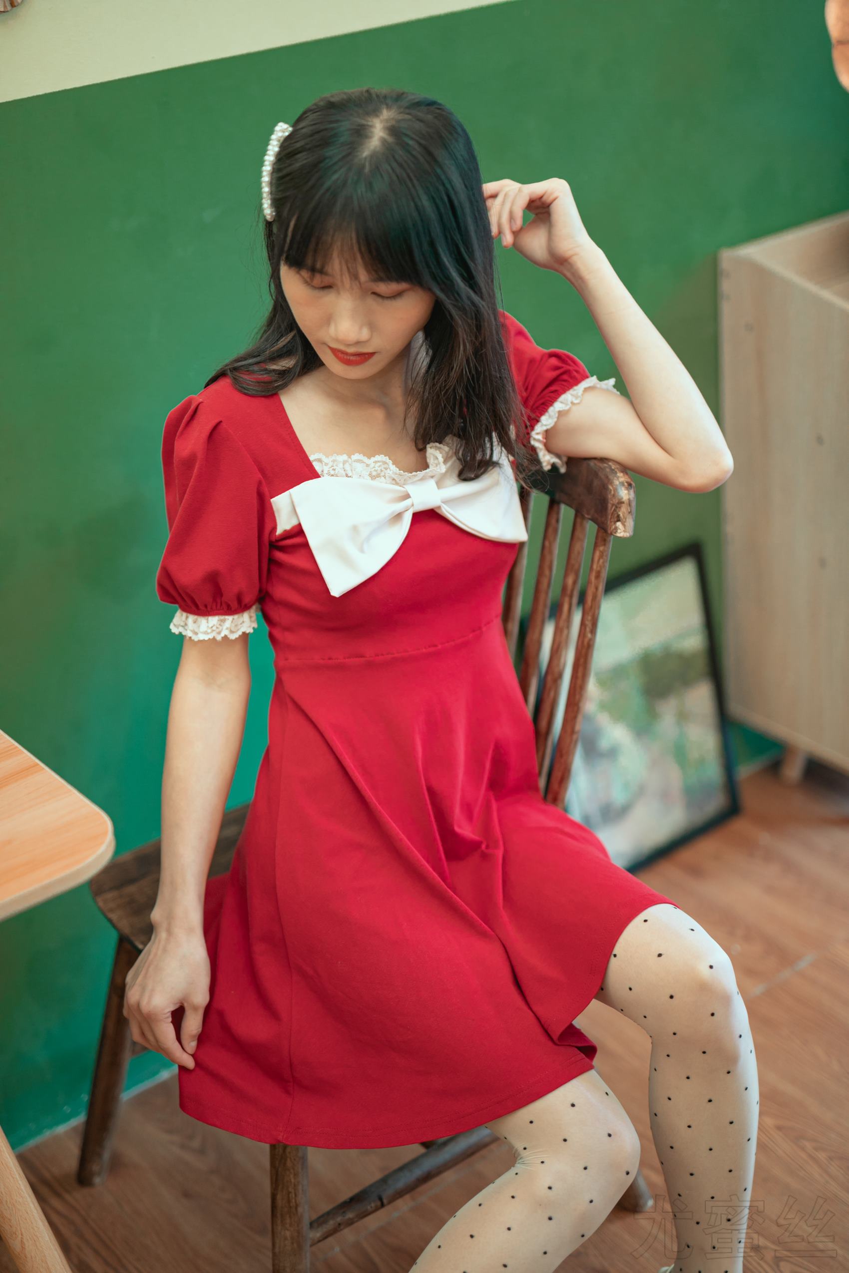 尤蜜丝 NO.050 穿搭推广展示图集 餐桌相框与红裙[48P/415MB]