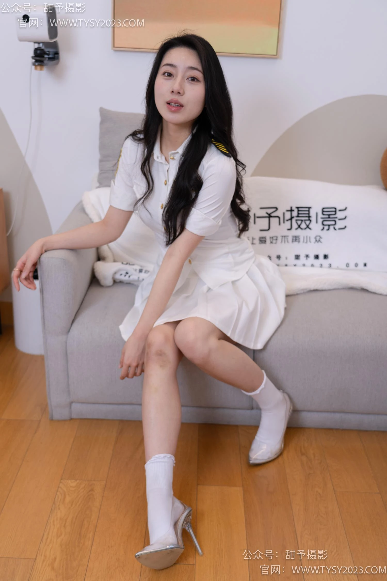 甜予摄影 NO.057 鱼鱼-至服、透明高跟鞋、自然穿脏白棉袜、裸足[139P/2V/10.1GB]