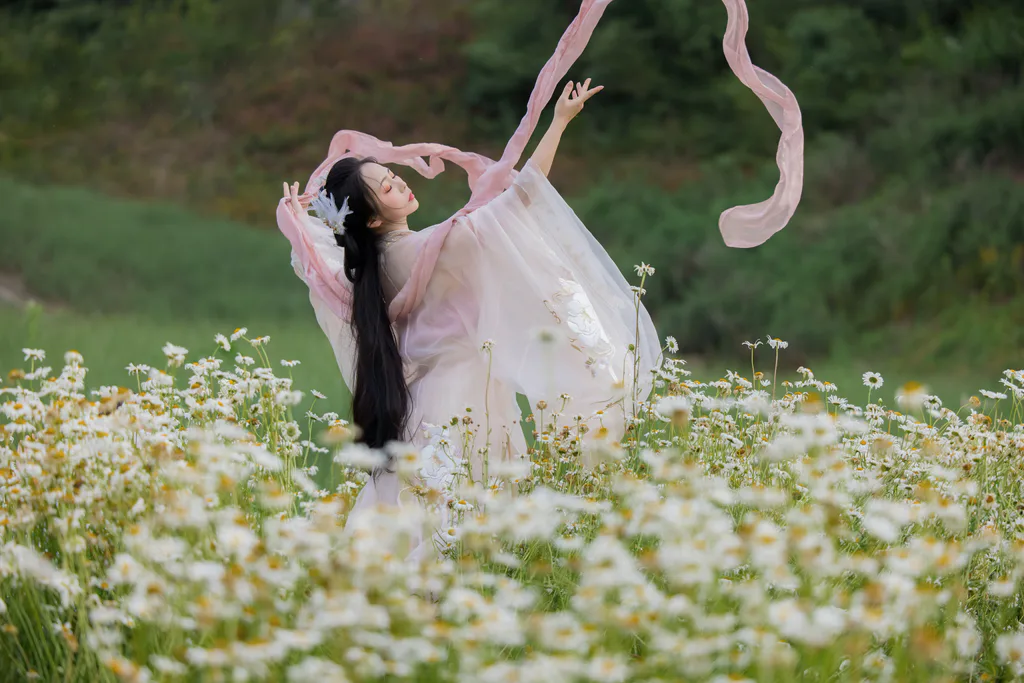 [YITUYU艺图语]2023.05.28 雏菊花海 阡墨红尘[22+1P/376MB]