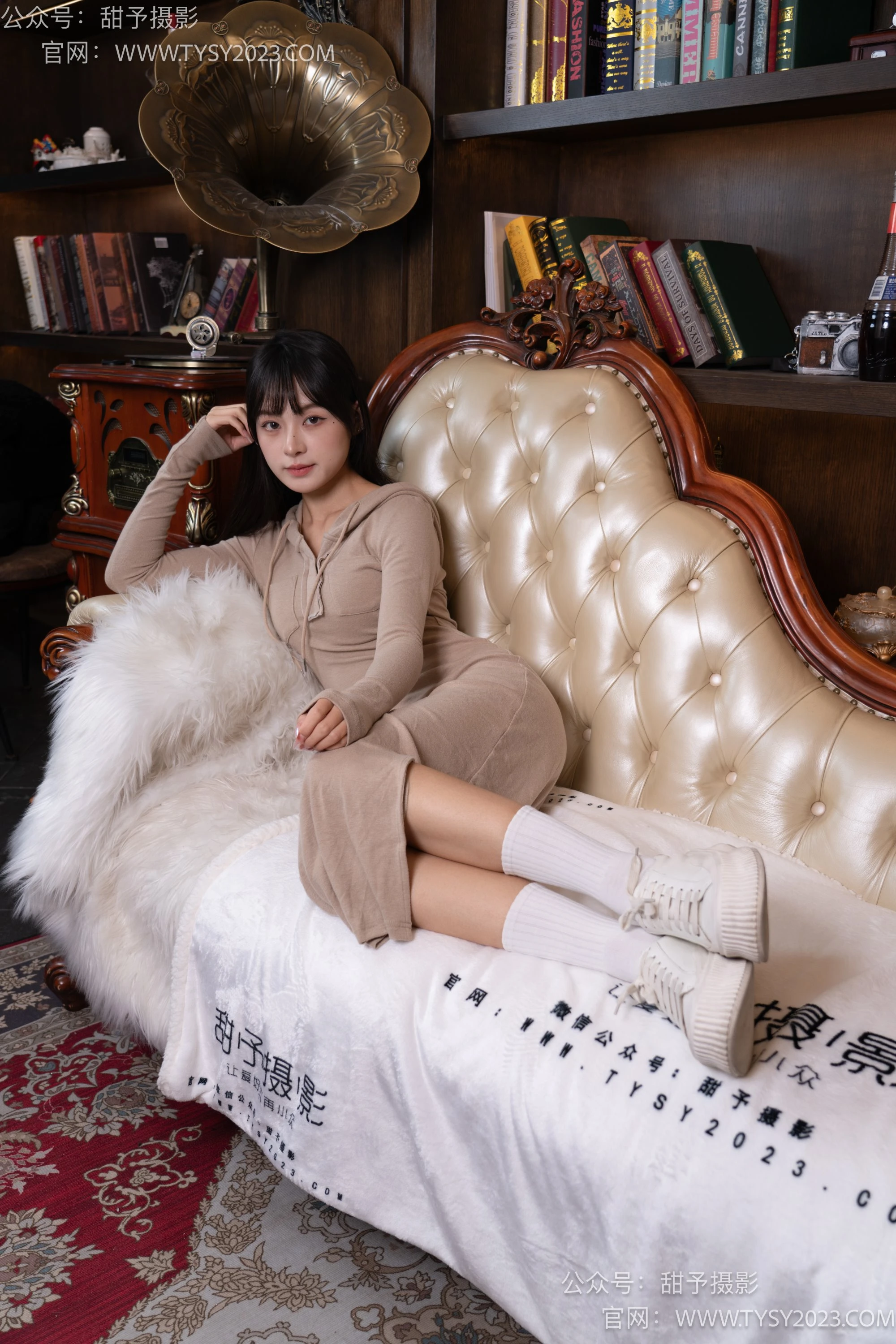 甜予摄影 NO.024 小离 板鞋、白棉袜、果足 [129P/2V/9.4GB]