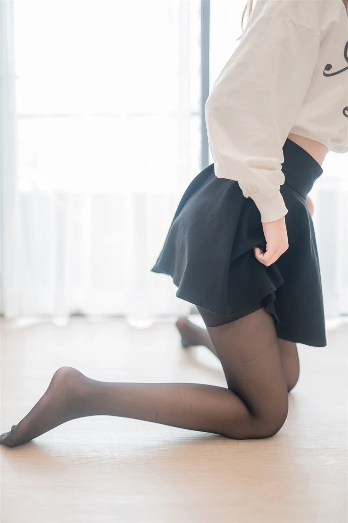 风之领域精品写真@No.147 黑丝美腿露肩小衫 [50P/133MB]