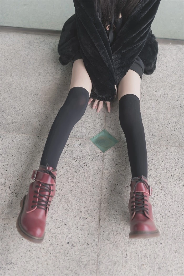 风之领域精品写真@No.145 纤细的黑丝小长腿 [48P/186MB]