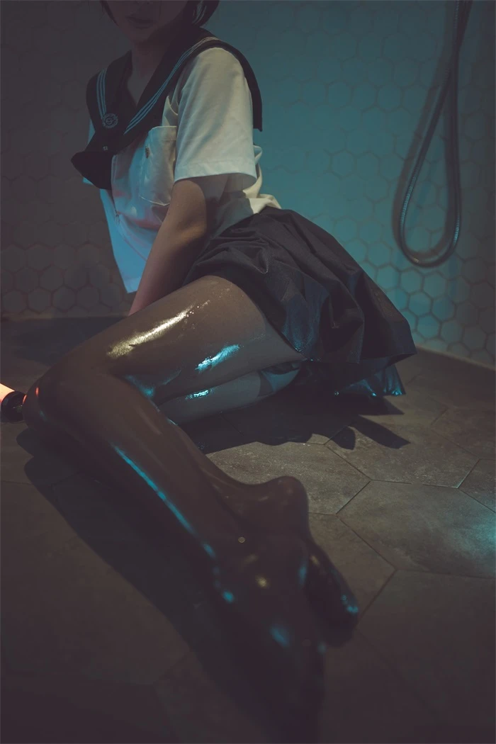 网红Coser@面饼仙儿 – 脑内少女 浴缸黑丝 [21P/257MB]