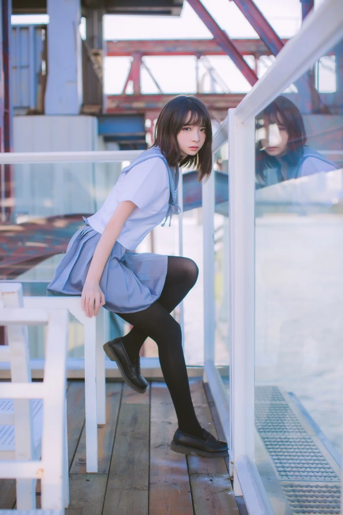 网红Coser@疯猫ss – 户外海边水手服 [15P/150MB]