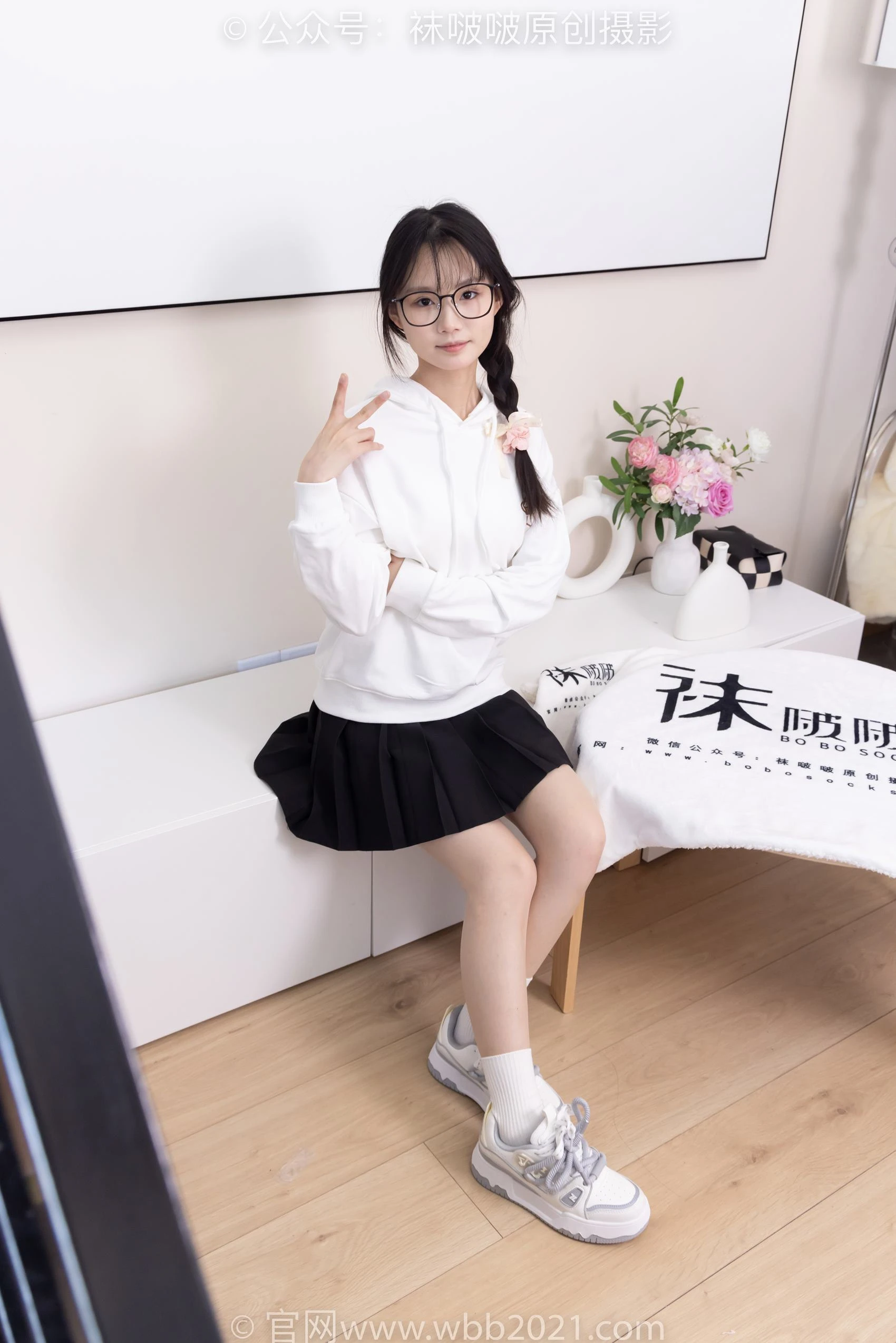 [BoBoSocks袜啵啵]NO.368 甜甜圈-运动鞋、白棉袜、油亮肉丝[160P/1V/5.72GB]