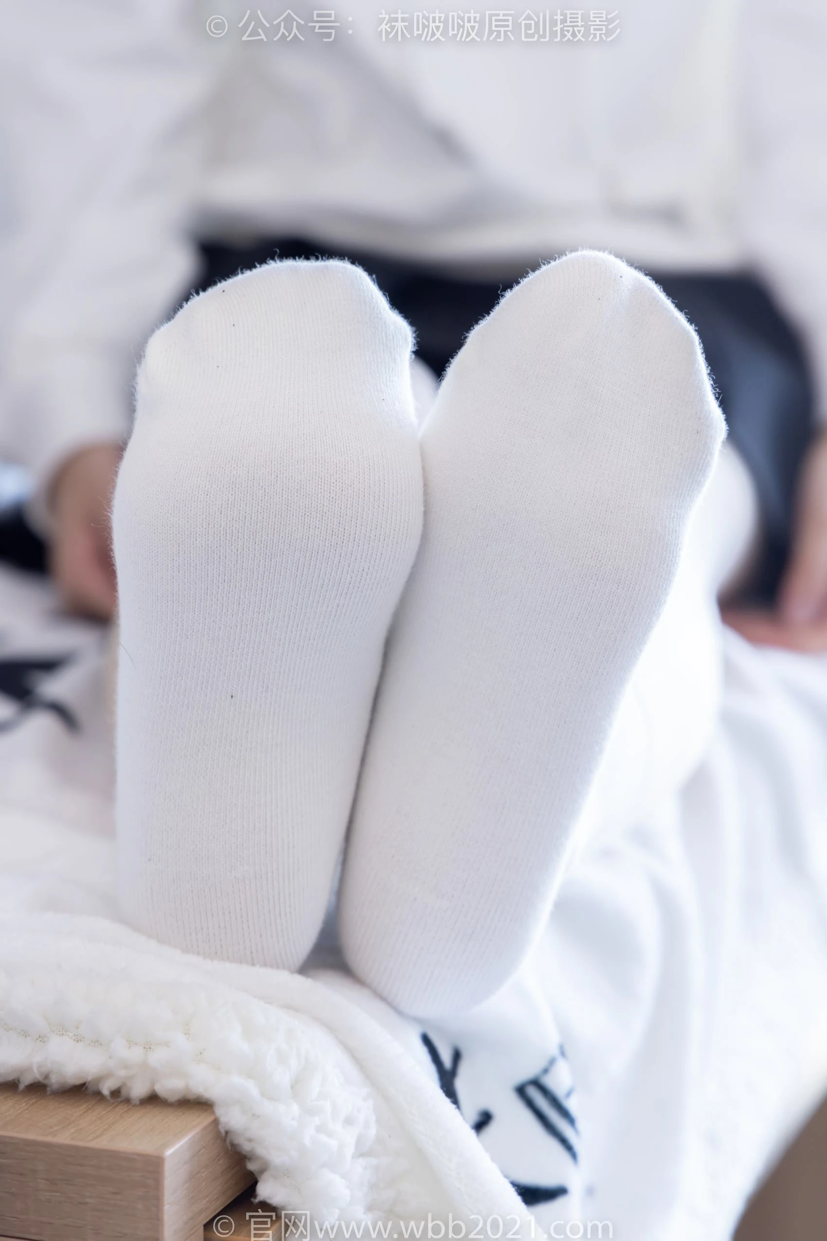 [BoBoSocks袜啵啵]NO.368 甜甜圈-运动鞋、白棉袜、油亮肉丝[160P/1V/5.72GB]