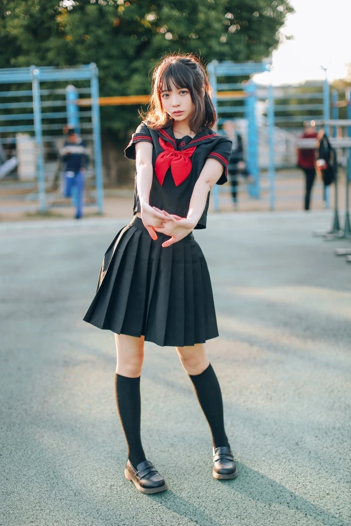 网红Coser@疯猫ss – 户外黑色制服JK [18P/155MB]