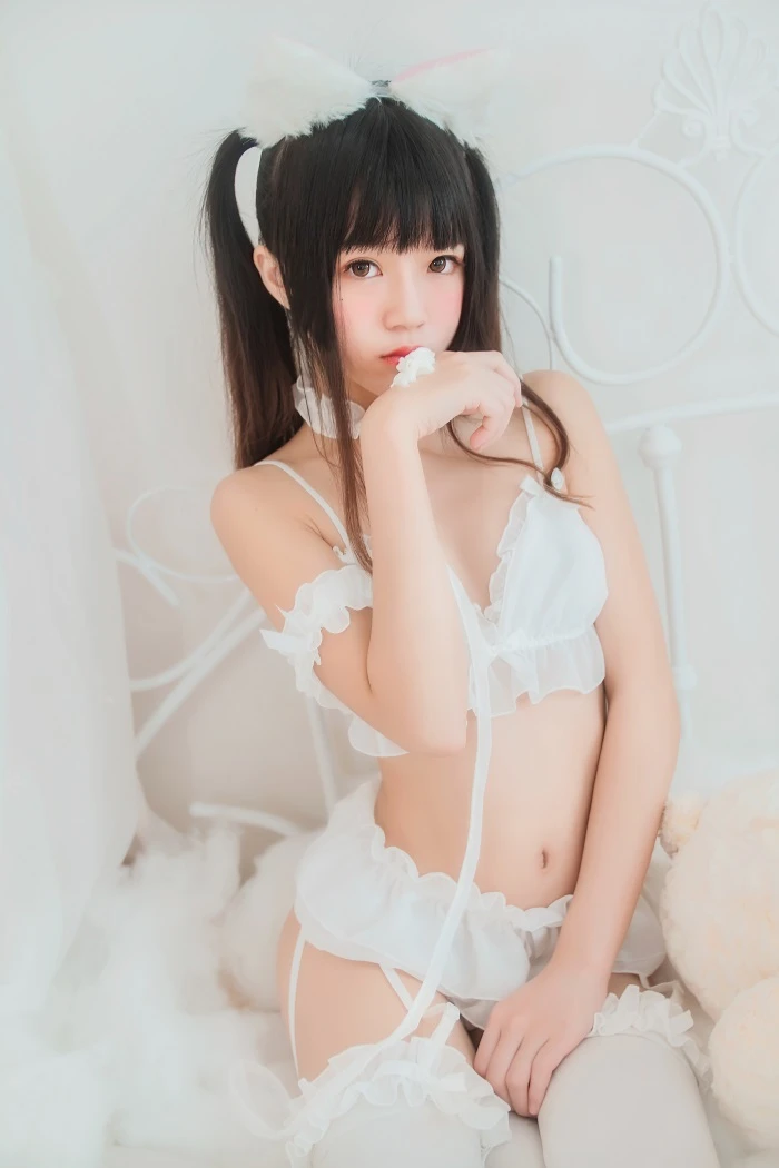 萝莉风COS 桜桃喵 – 纯洁的小白猫COS [32P/234MB]