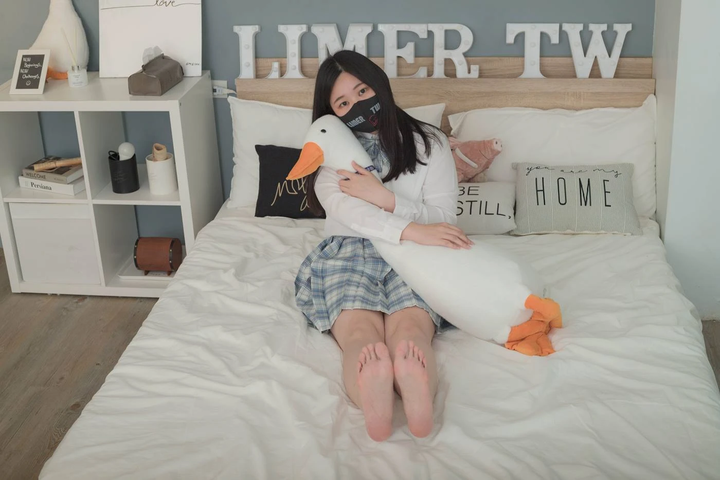 Limerence原创 No.066 BIBI学生服的丝袜佑或 雪白的肌肤与脚底透出丝袜 [93P/1V/1.20GB]