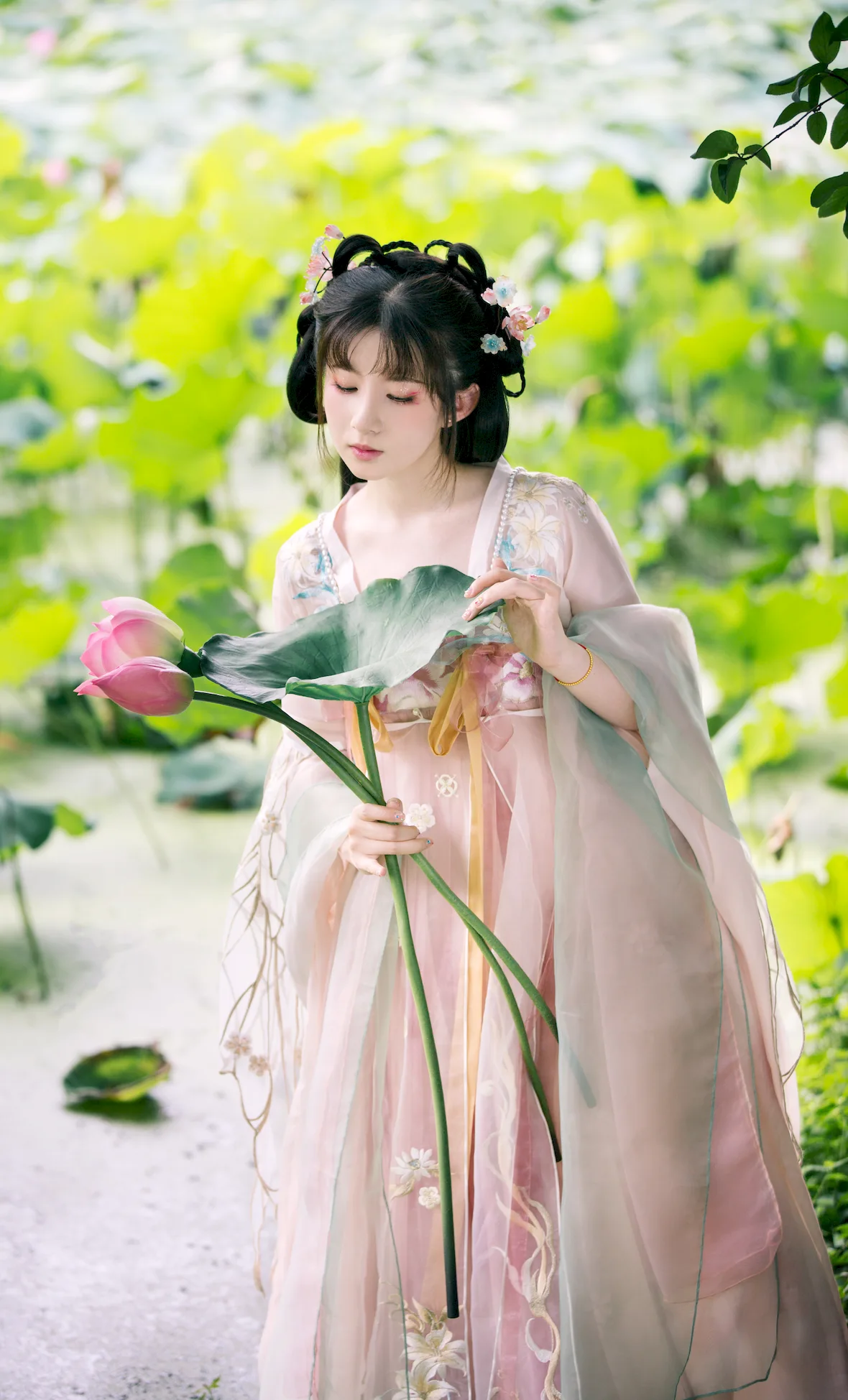 [YITUYU艺图语]2023.07.04 荷塘 Lionnn_[27+1P.268MB]