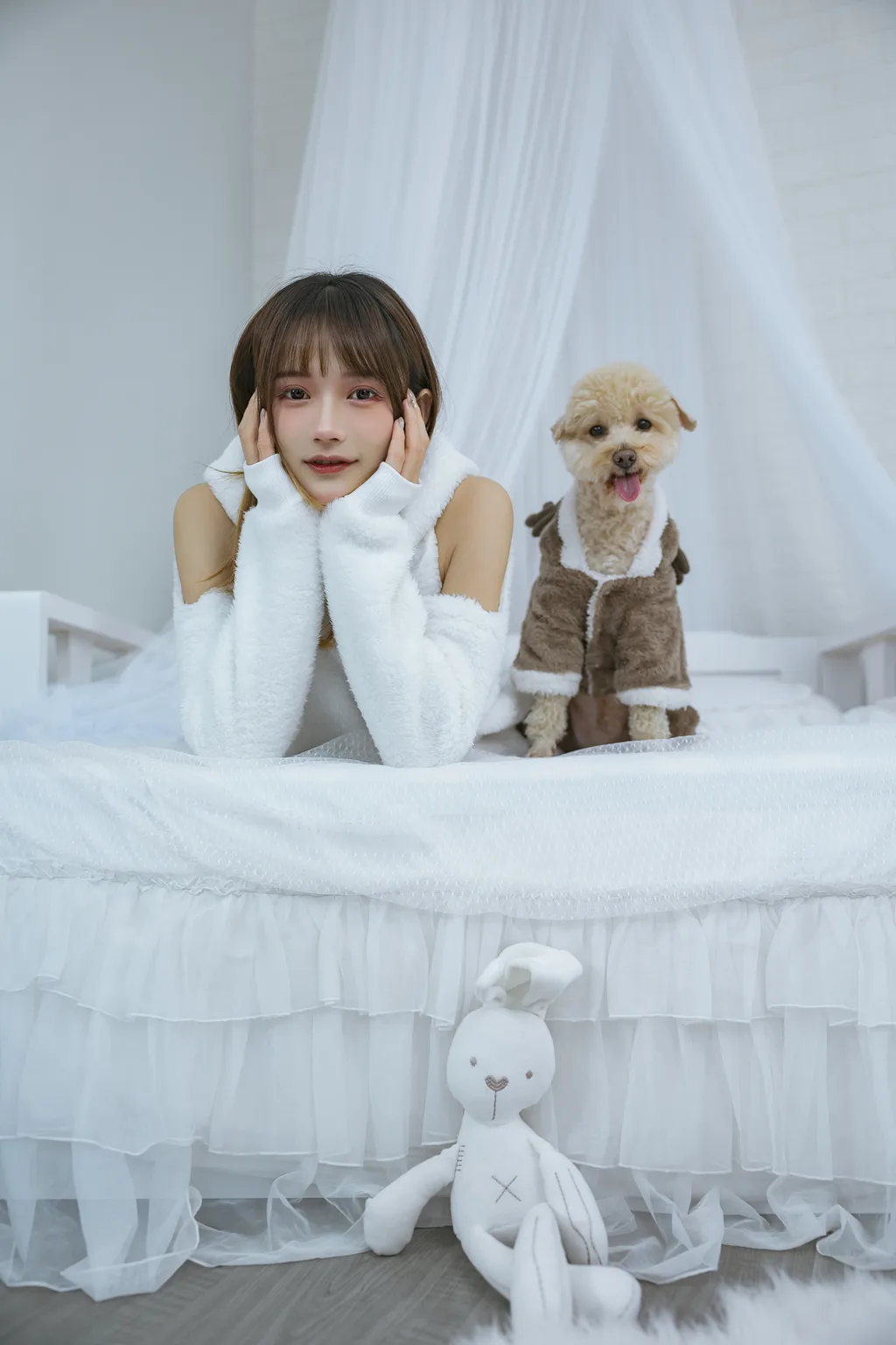 [YITUYU艺图语]2022.12.17 温馨少女与宠物们 兔子Zzz不吃胡萝卜[23+1P/371MB]
