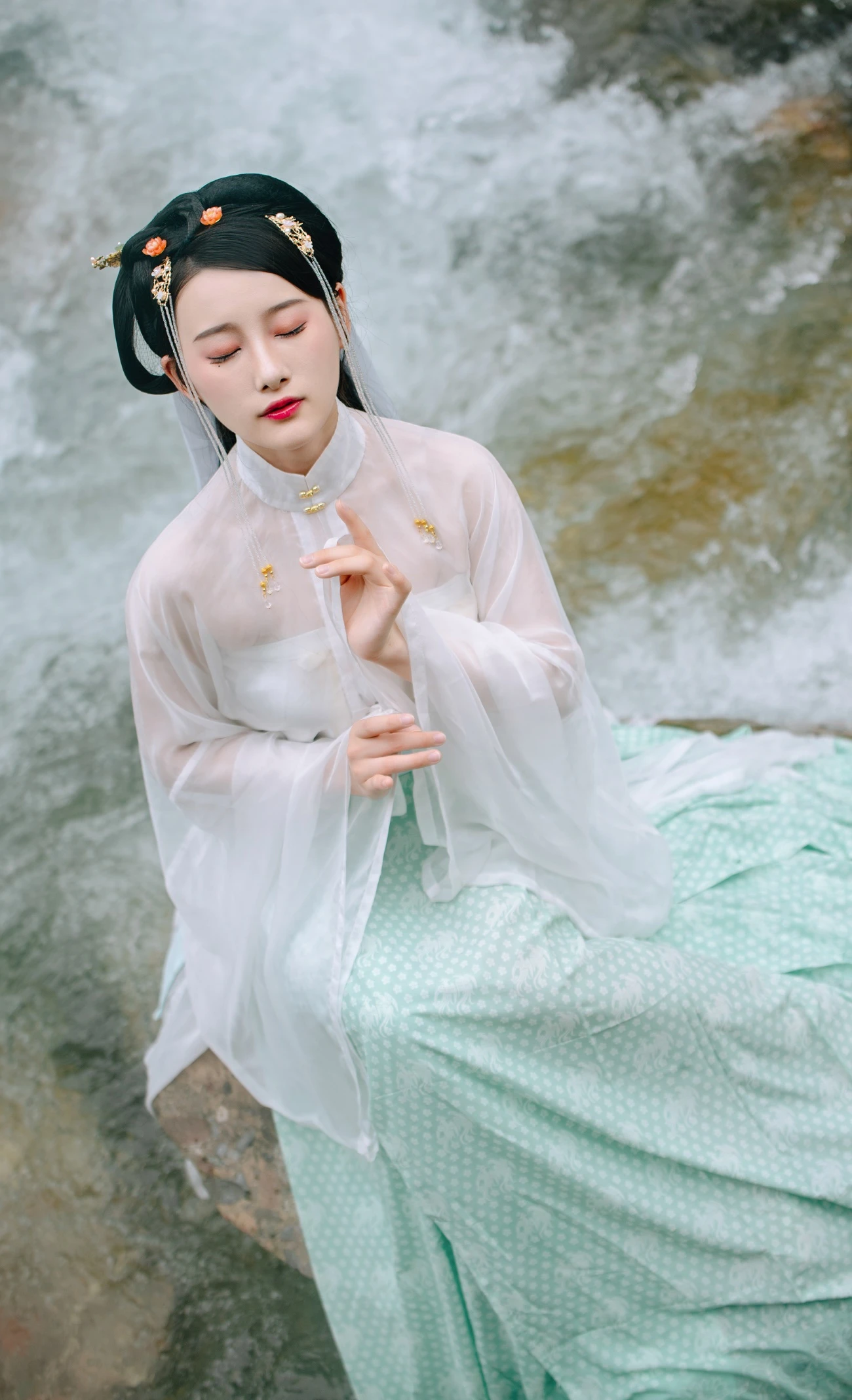 [YITUYU艺图语] 2022.05.22 清歌 -芝月- [23P/304MB]