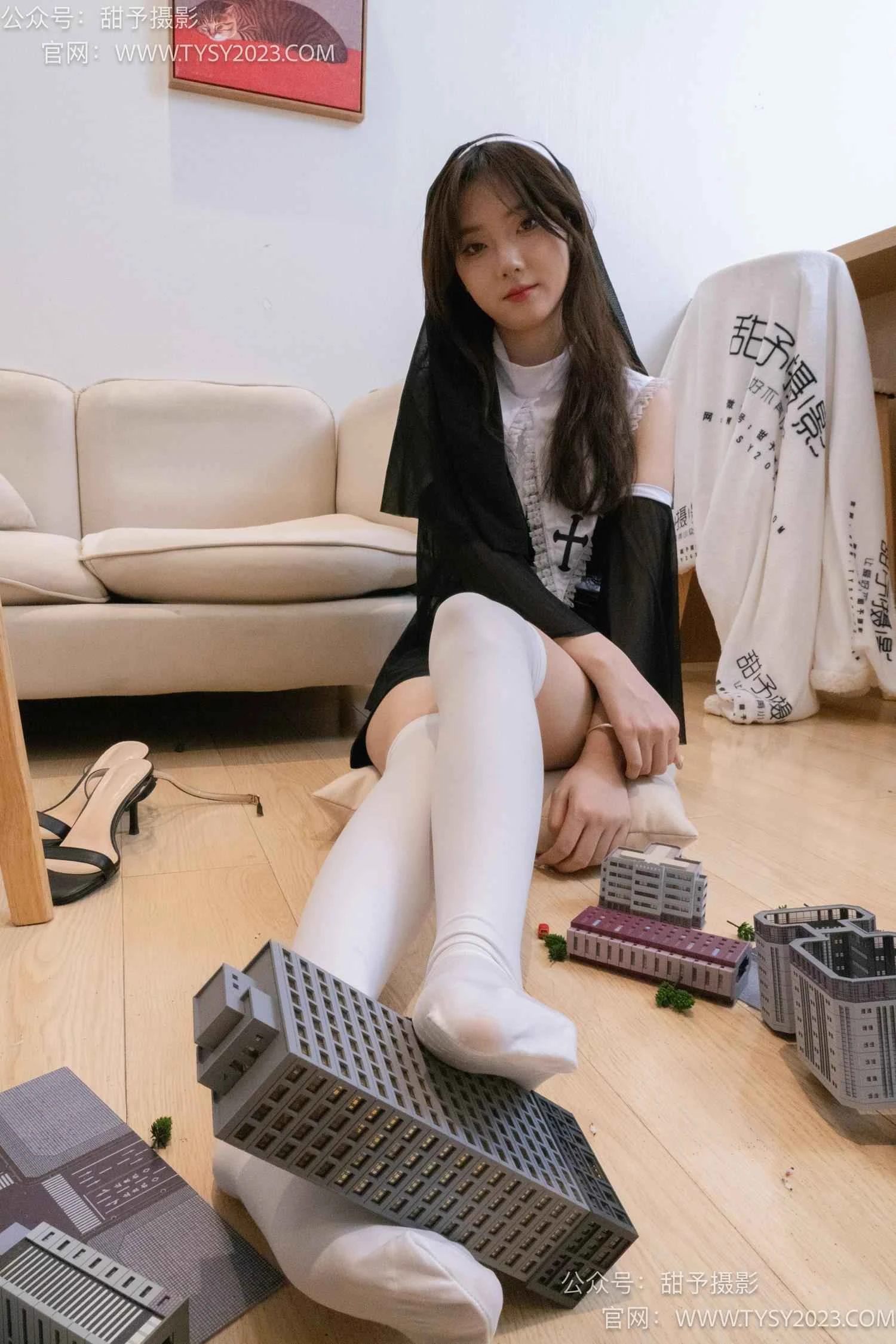 甜予摄影 NO.044 璇璇-修女服、高跟凉鞋、过膝白丝、小人国剧情[148P/2V/14.5GB]