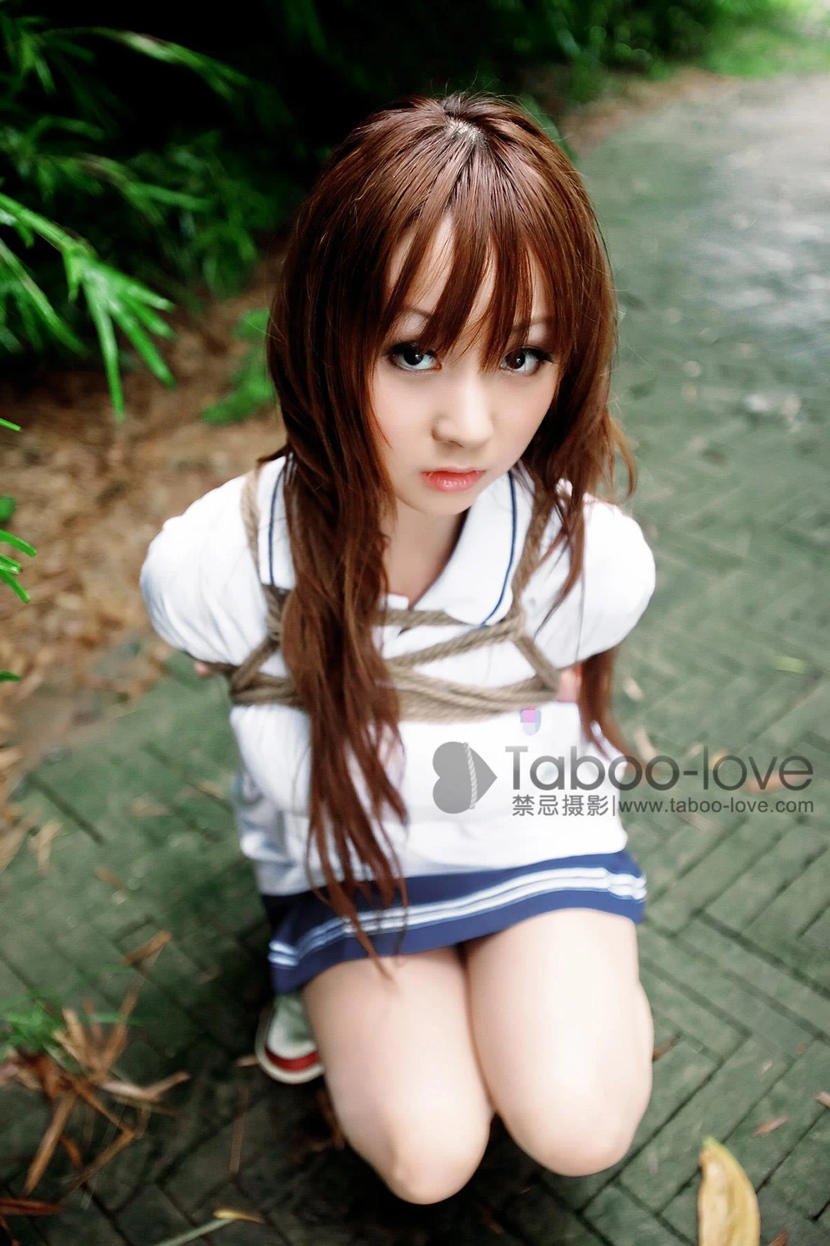 [禁忌摄影]Taboo-love NO.012 学生妹的警服紧缚秋游[32P/15.4MB]