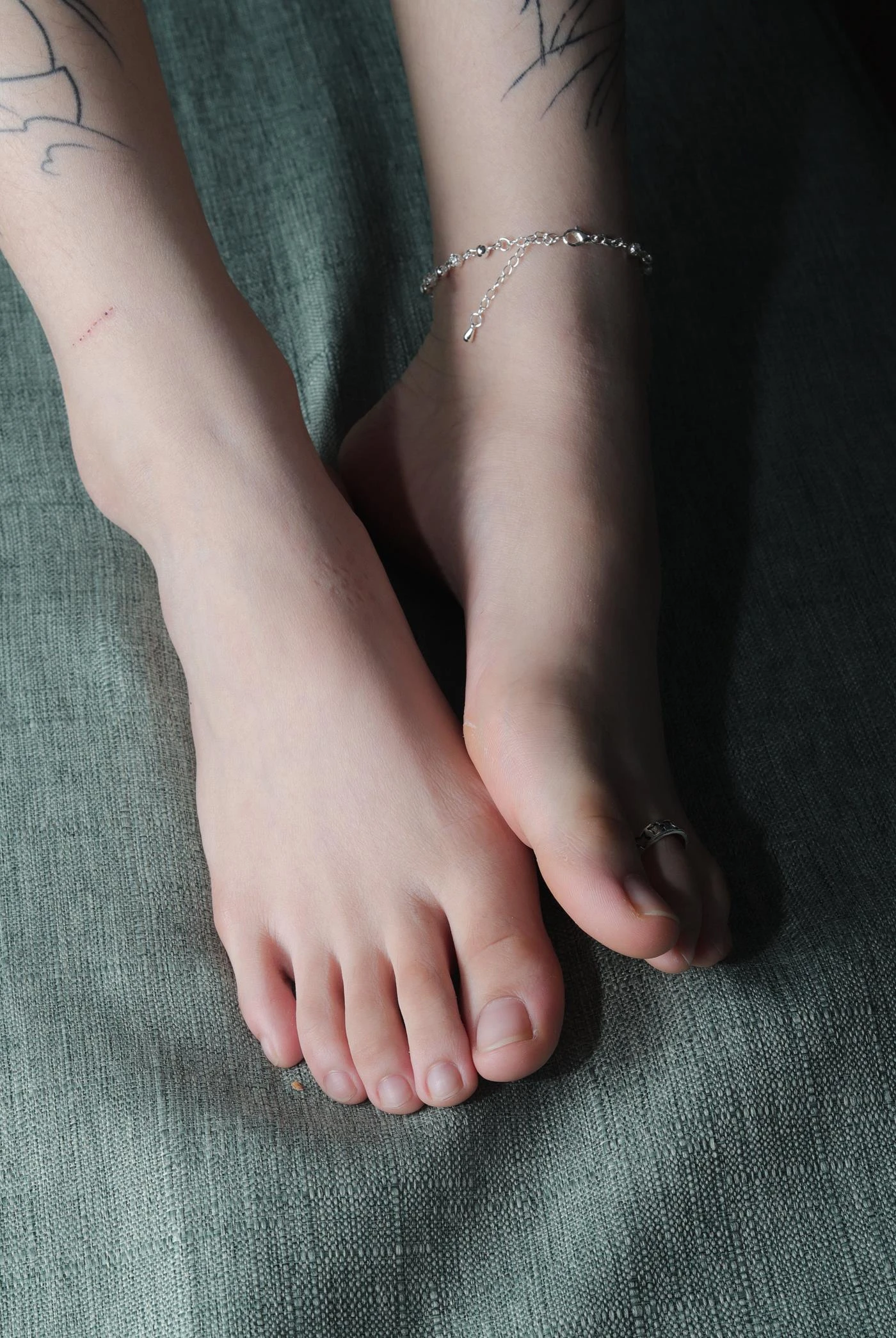 [Pary学生模拍] No.047 大镁钕婉华再次展示39码超白大美jiao [120P/350MB]