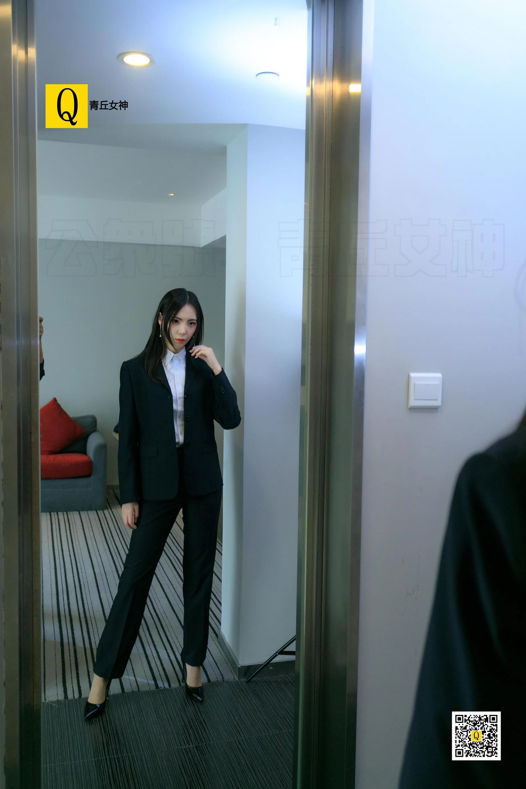 [青丘女神] 2018.12.05 130 小仙女的职业装 [99P/109M]