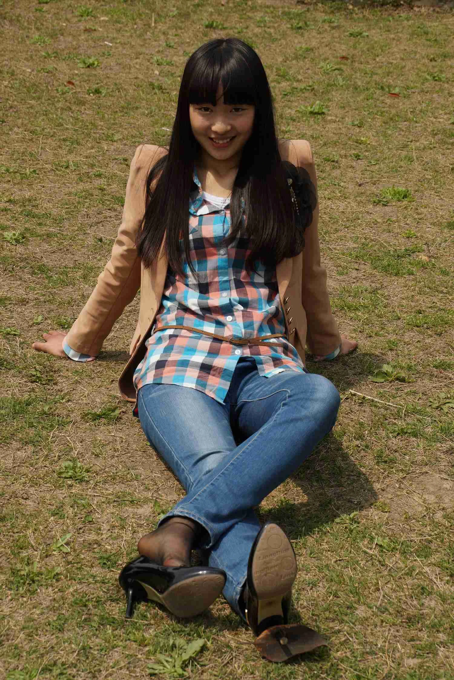自由摄影 No.310 云云草地嘿丝变裸足 [43P/132MB]