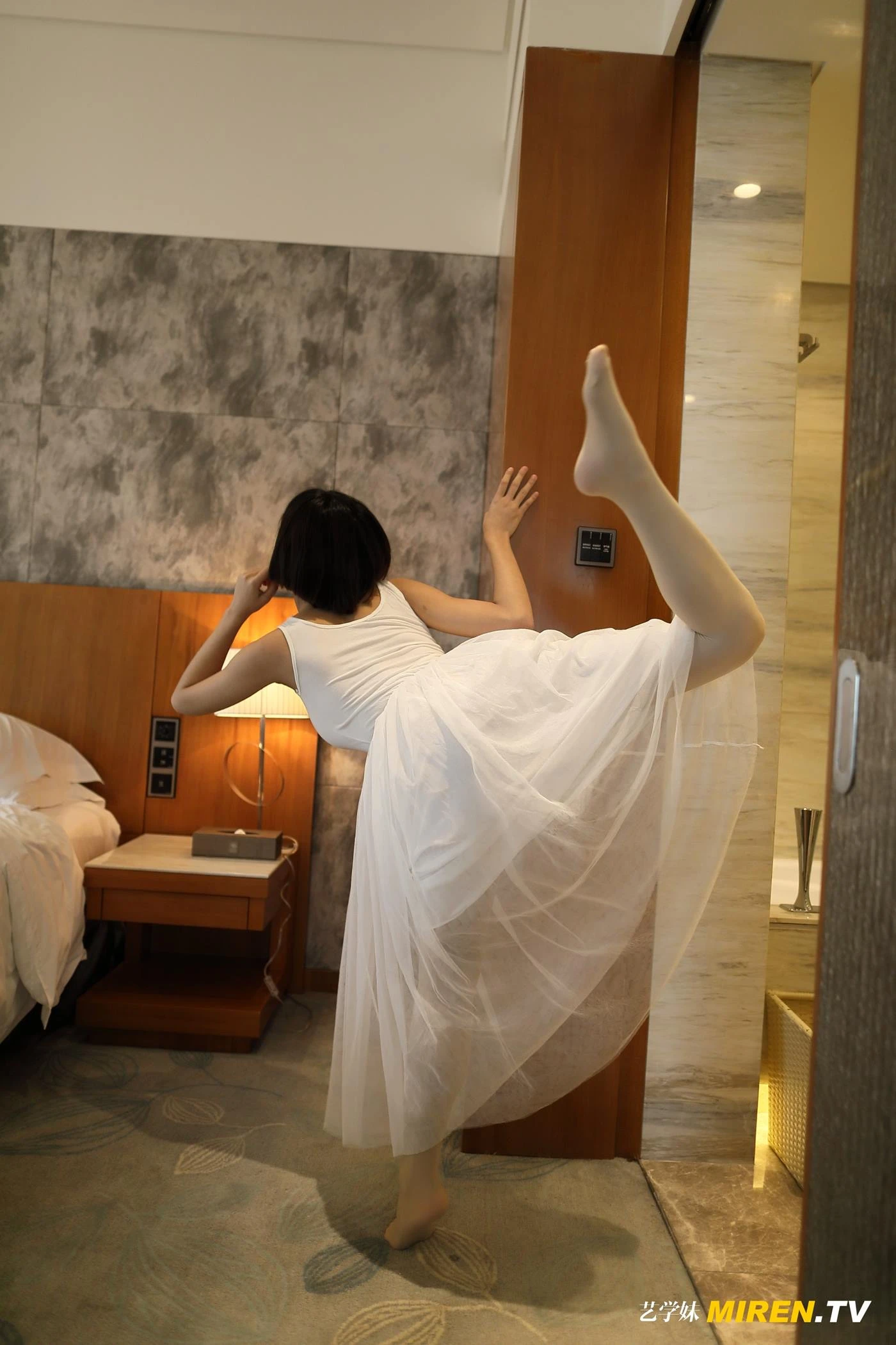 [ROSI艺XUE妹]2020.03.22 NO.105[99+1P/88MB]