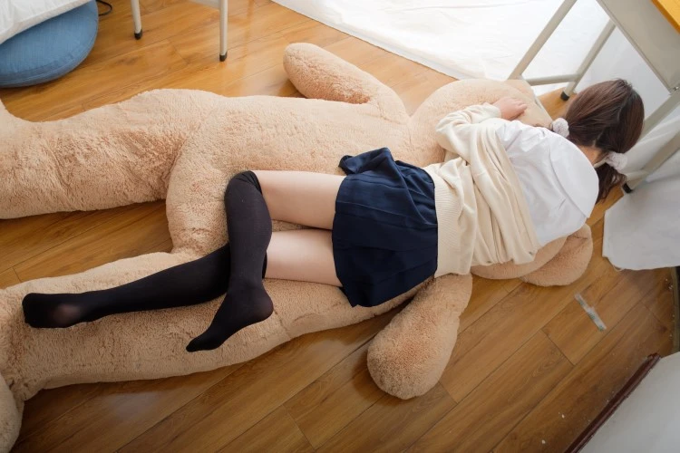 喵写真 早期作品02 在大熊身上的黑丝少女 [90P/1V/770MB]